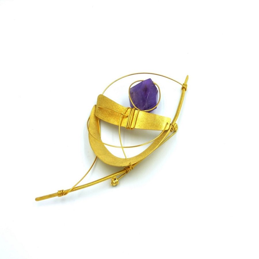 pin with amethyst